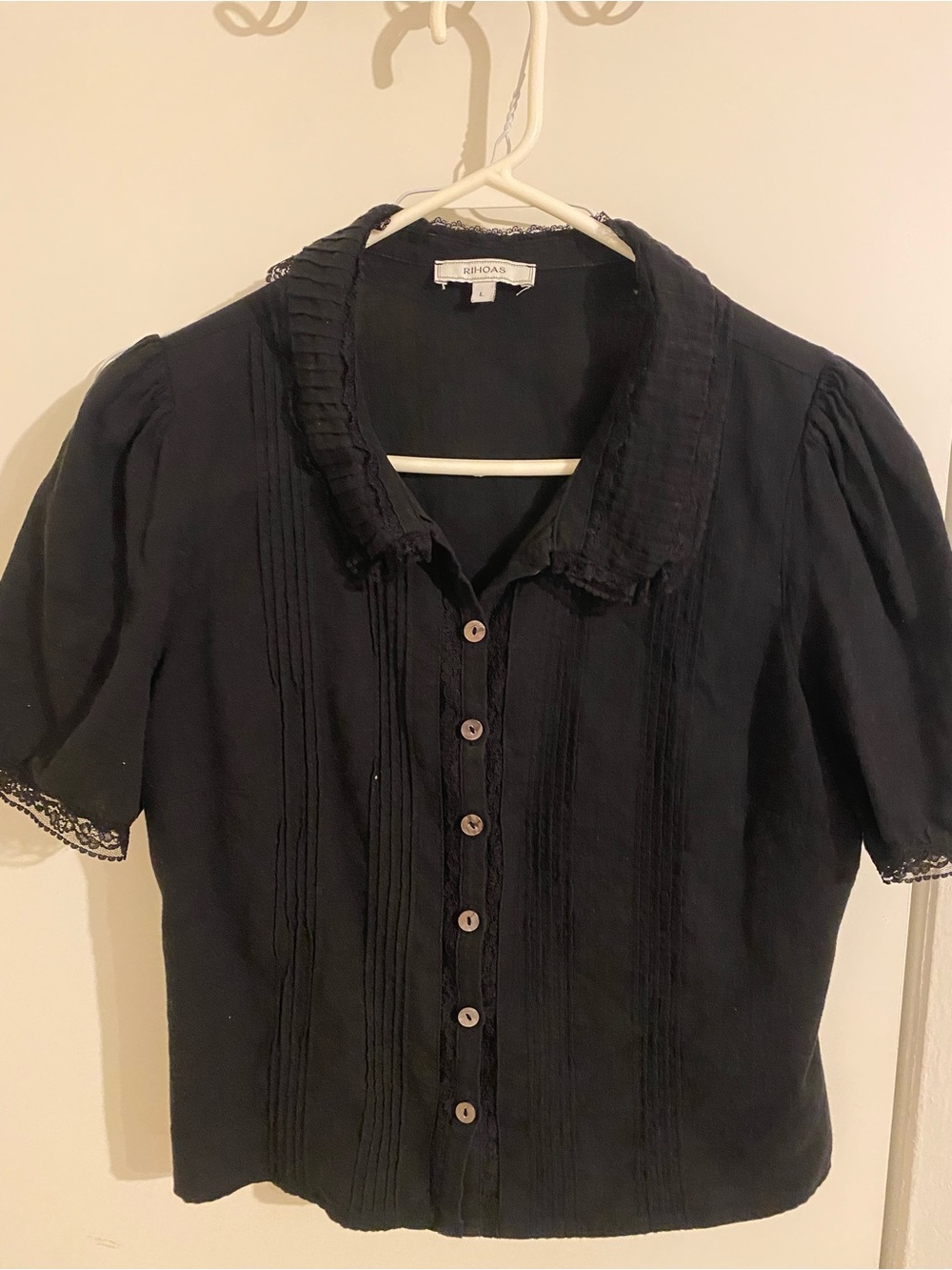 RIHOAS Black Short-Sleeve Button-Front Blouse with Pintuck Collar